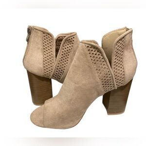 YOKI Open Toe Platform Style Shoes Women's size 8 ” Very Good Condition